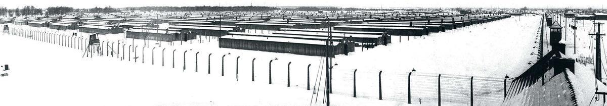 Vue panoramique du camp de concentration d'Auschwitz-Birkenau, en Pologne.