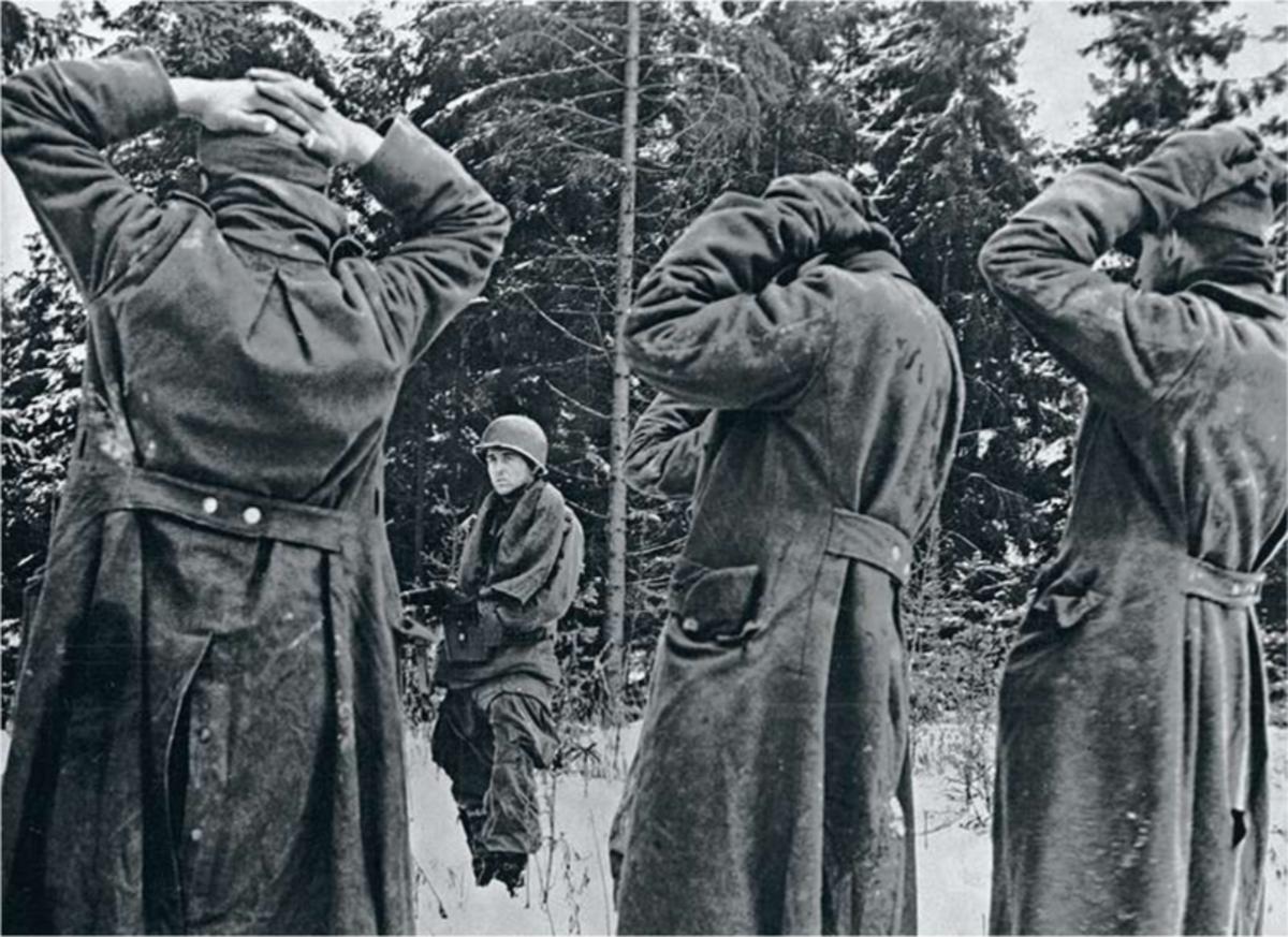 Stavelot, 1945. Des soldats américains de la 17e division aéroportée gardent des tankistes allemands capturés.