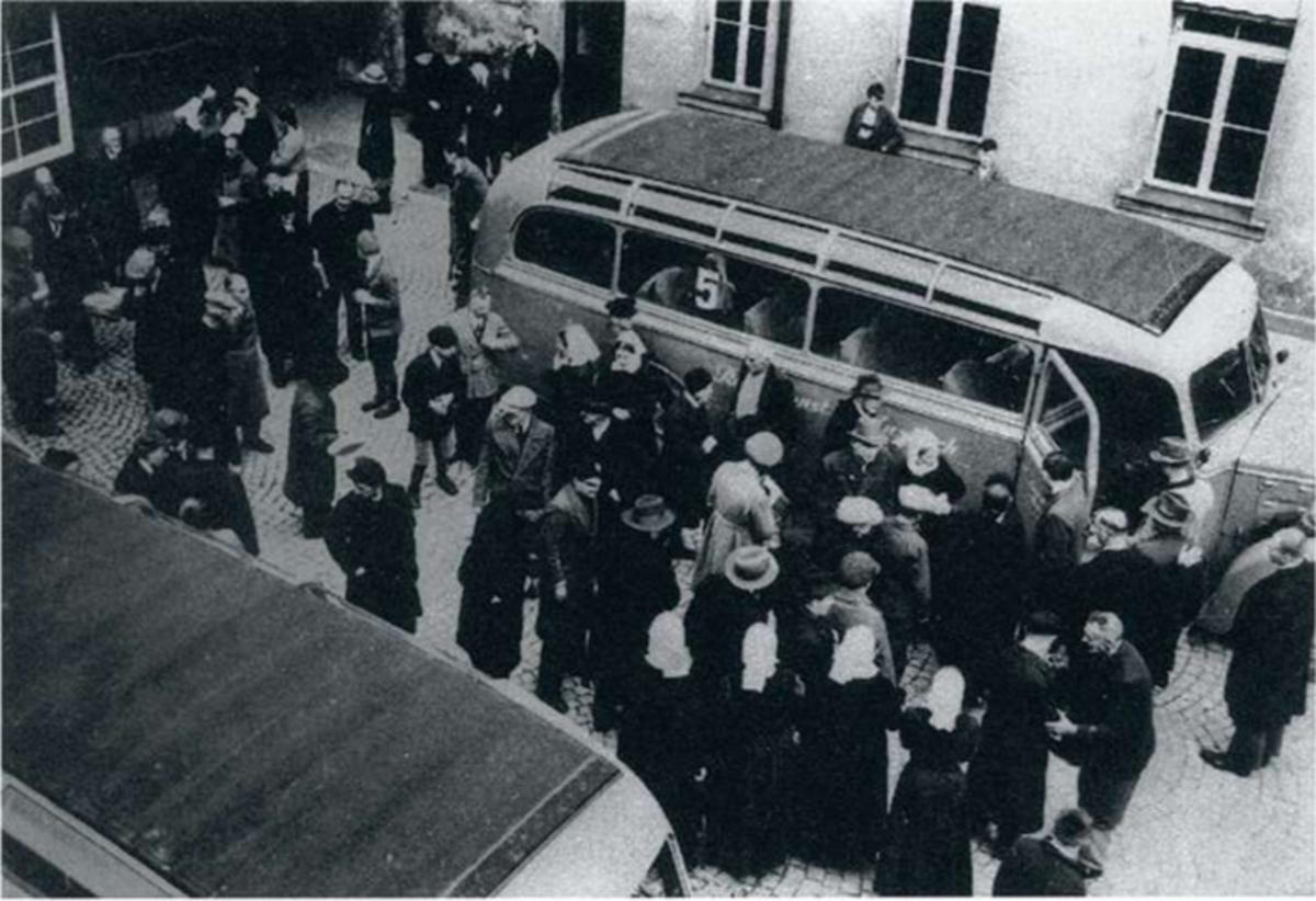 Embarquement de patients internés, dans un bus en 1941.