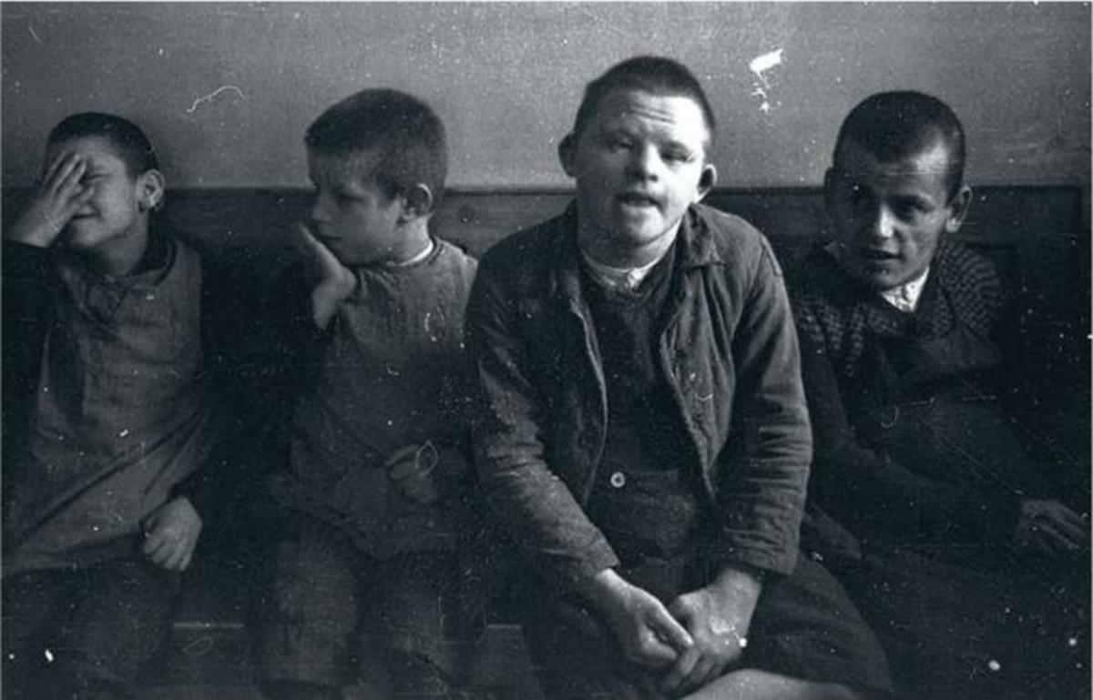 Enfants atteint de Trisomie 21 (Syndrome de Down) dans le sanatorium de Schönbrunn, 1934. Photographie du SS Franz Bauer.