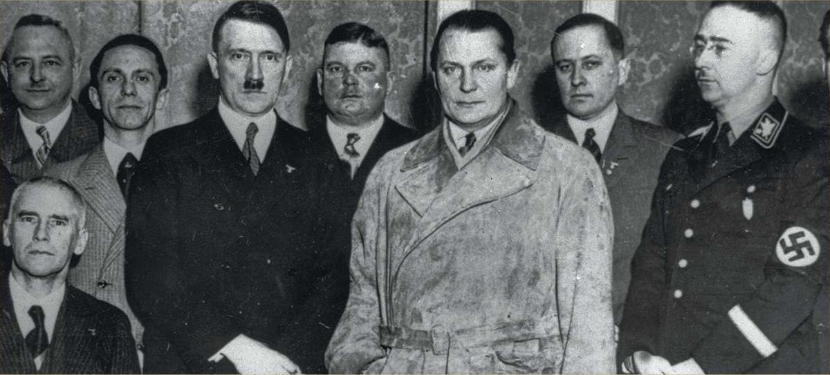 31 janvier 1933, Adolf Hitler avec ses ministres au siège du Parti national-socialiste, à l'hôtel Kaiserhof, à Berlin.
