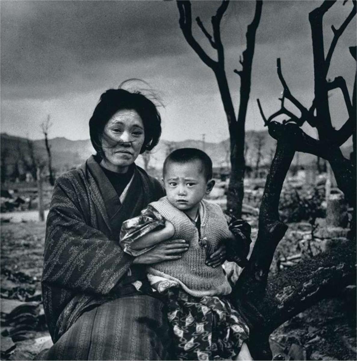 Une mère et son fils dans les ruines d'Hiroshima, en décembre 1945.