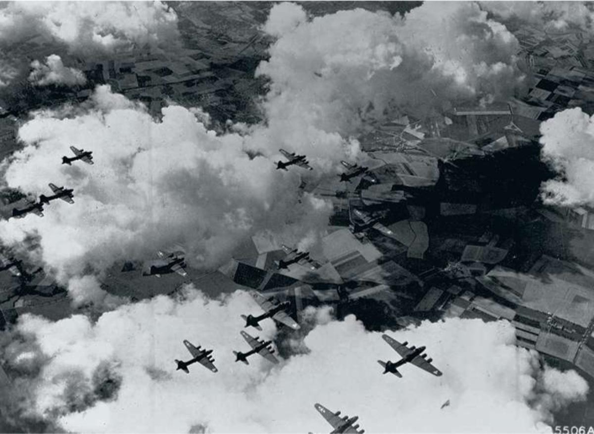 Un groupe de bombardiers B-17 américains en route vers Stuttgart, le 6 septembre 1943.