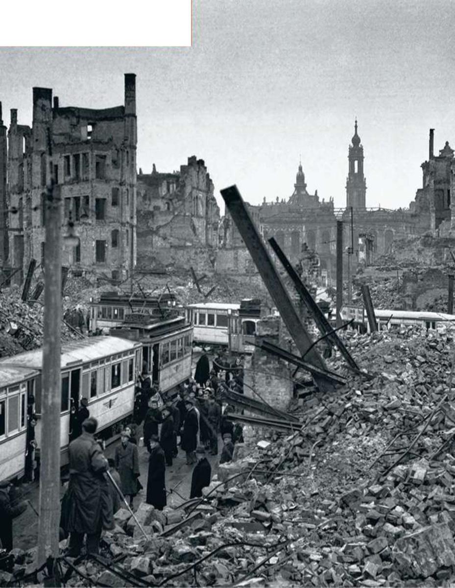 La ville allemande de Dresde mettra du temps à se relever du tapis de bombes larguées par les Alliés.