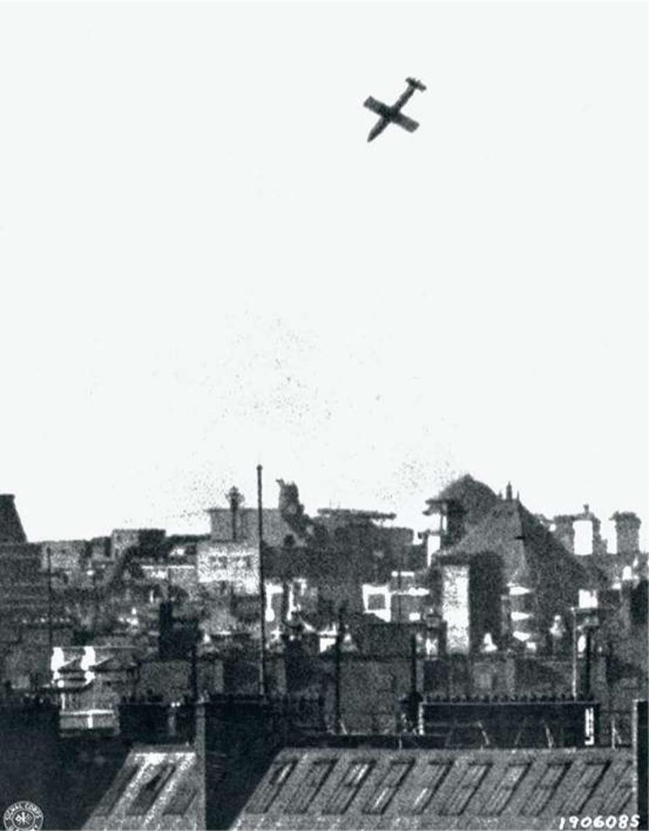 Un V1 allemand prêt à s'écraser sur une zone résidentielle dans le sud de l'Angleterre.