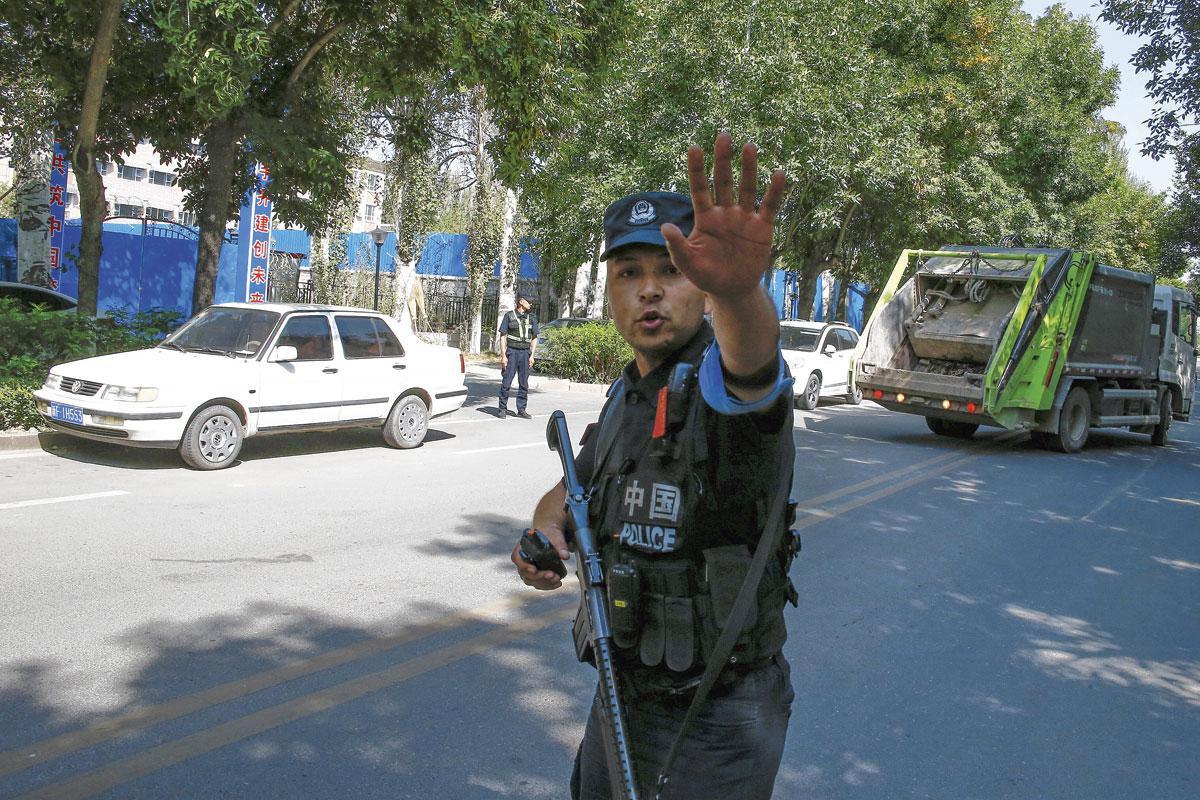 Une illustration de la présence policière au Xinjiang, ici dans la ville de Yining.