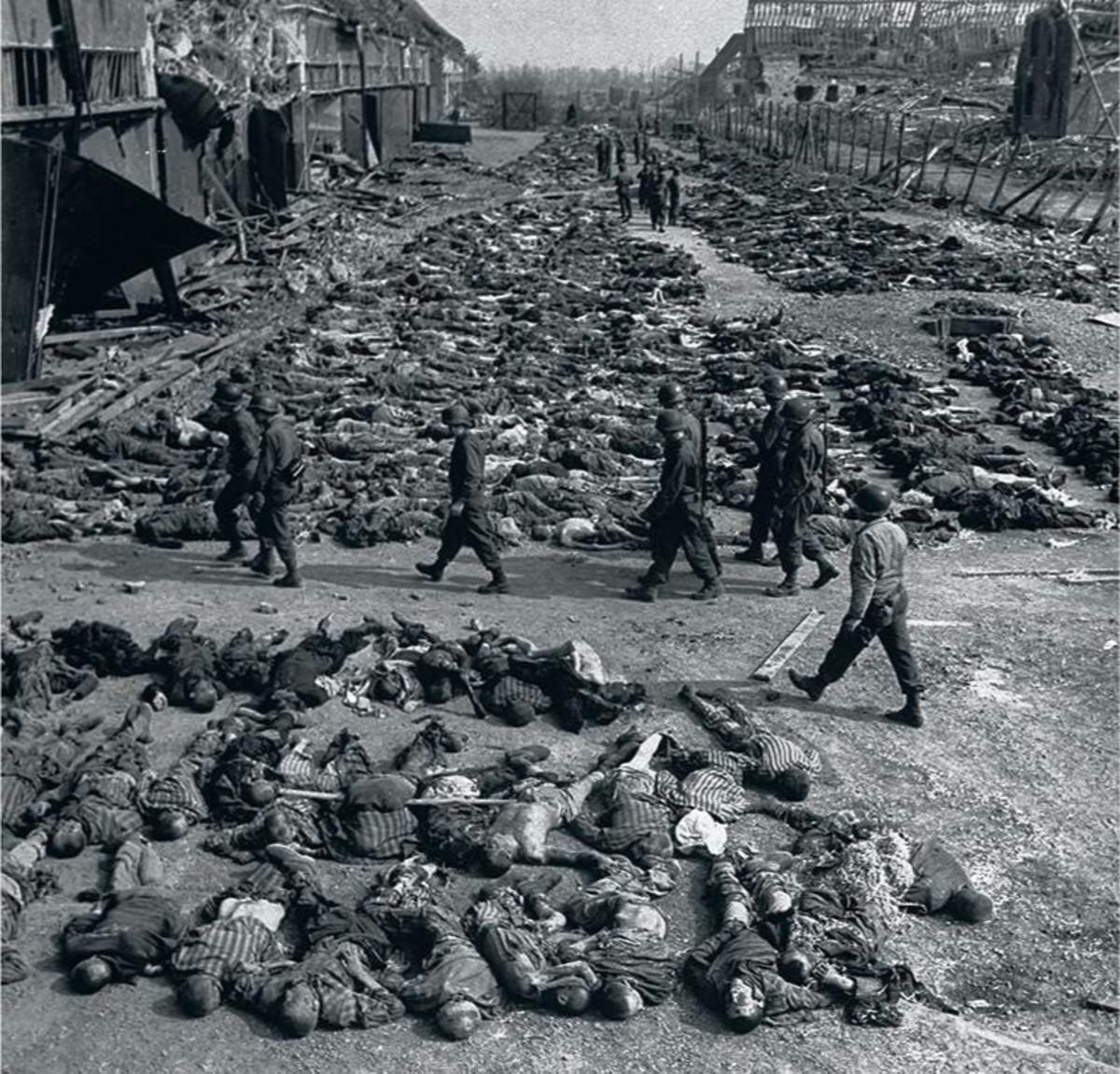 Les corps de 3 000 esclaves qui travaillaient, pour les nazis, à l'usine souterraine de Nordhausen, après avoir été battus à mort, sont déposés dans l'une des rues de la ville en prévision de l'enterrement par les troupes alliées libératrices.