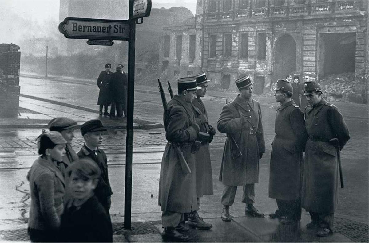 Policiers militaires français et allemands sur la Bernauer Strasse à Berlin, le 5 décembre 1948.