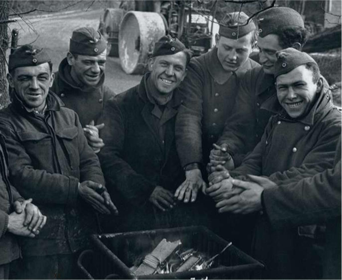 Janvier 1941. Des membres de l'Organisation Todt, qui oeuvrait dans le domaine du génie civil au service du IIIe Reich, se réchauffent les mains.