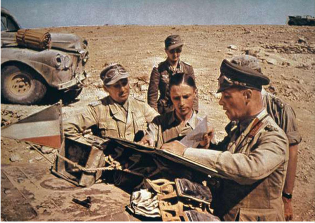 Le général allemand est à la tête de l'Afrikakorps en Libye, en 1941.