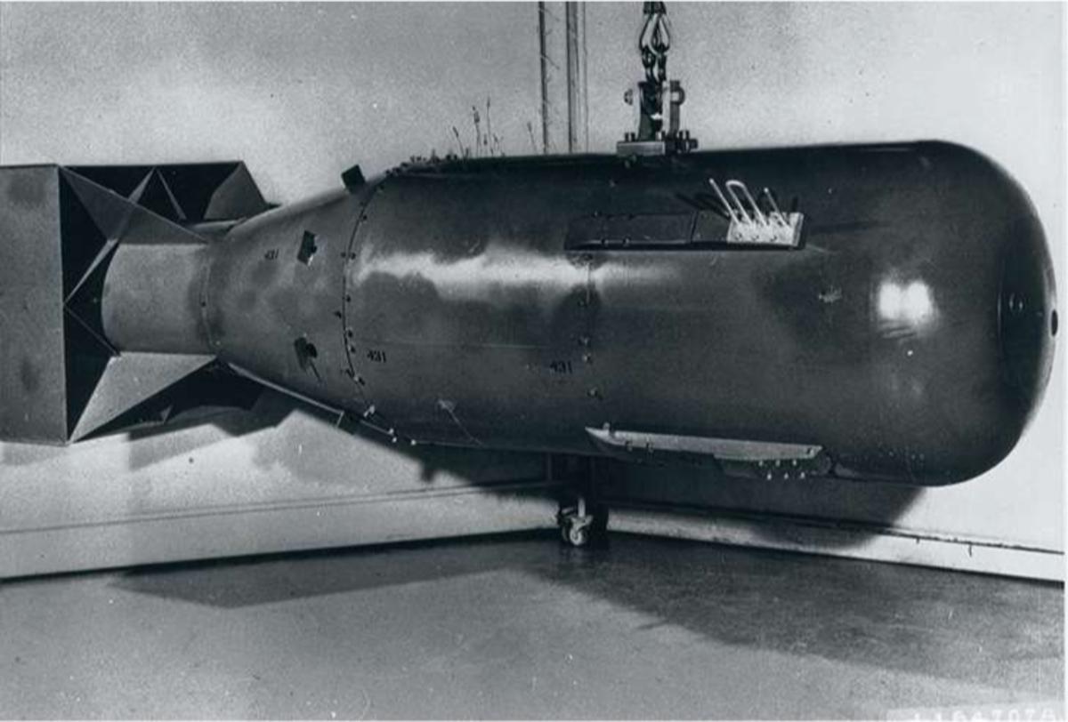 Larguée par le B-29 Enola Gay, Little Boy n'a pu faire exploser que 800 grammes de ses 64 kilos d'uranium 235. Compte tenu de l'utilisation peu efficace de sa matière fissile, la production de ce modèle sera interrompue peu après la guerre.