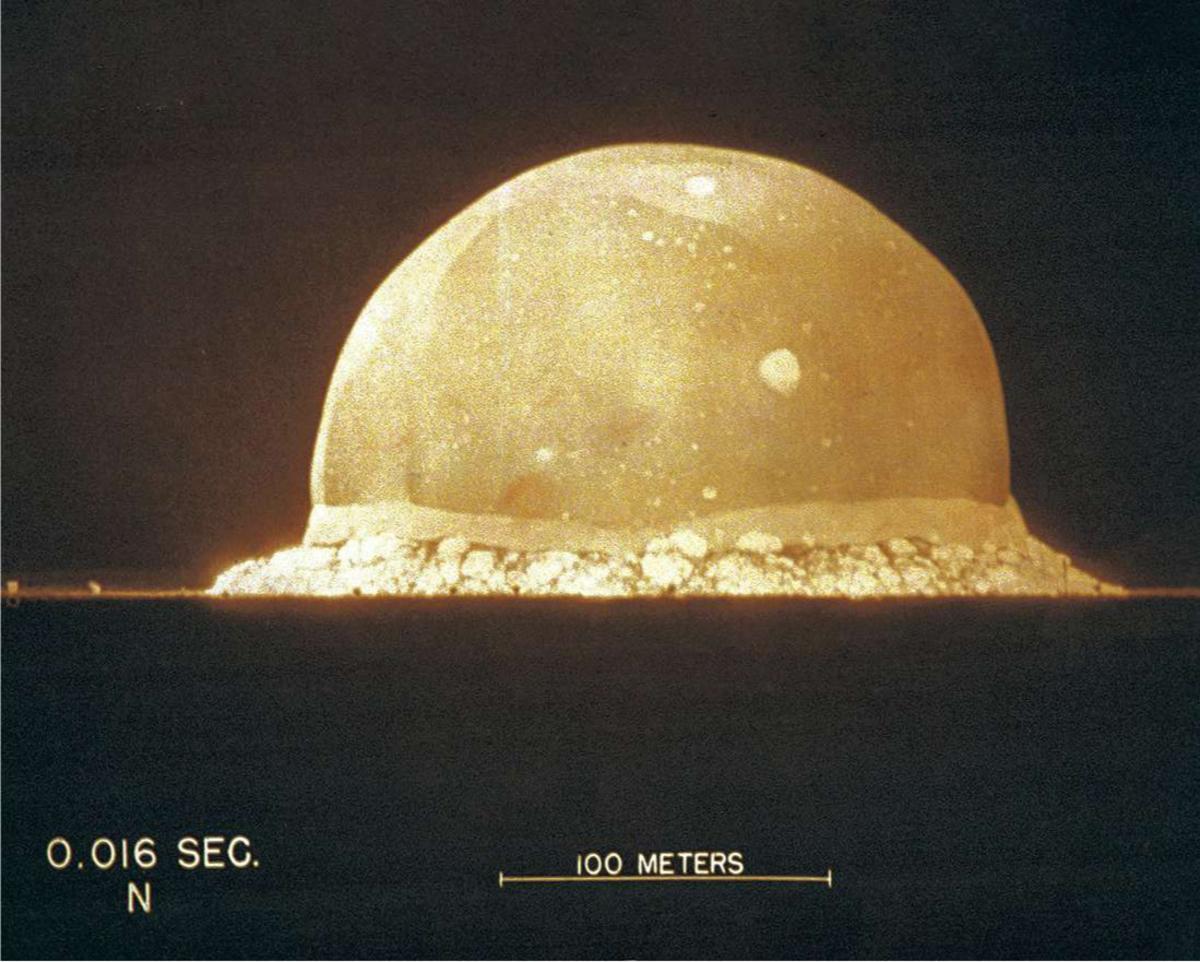 Exposée au Bradbury Science Museum, à Los Alamos, au Nouveau-Mexique, cette photographie rend compte du premier essai nucléaire, qui eut lieu au Trinity Site, au Nouveau-Mexique également, le 16 juillet 1945, à 5 h 29.