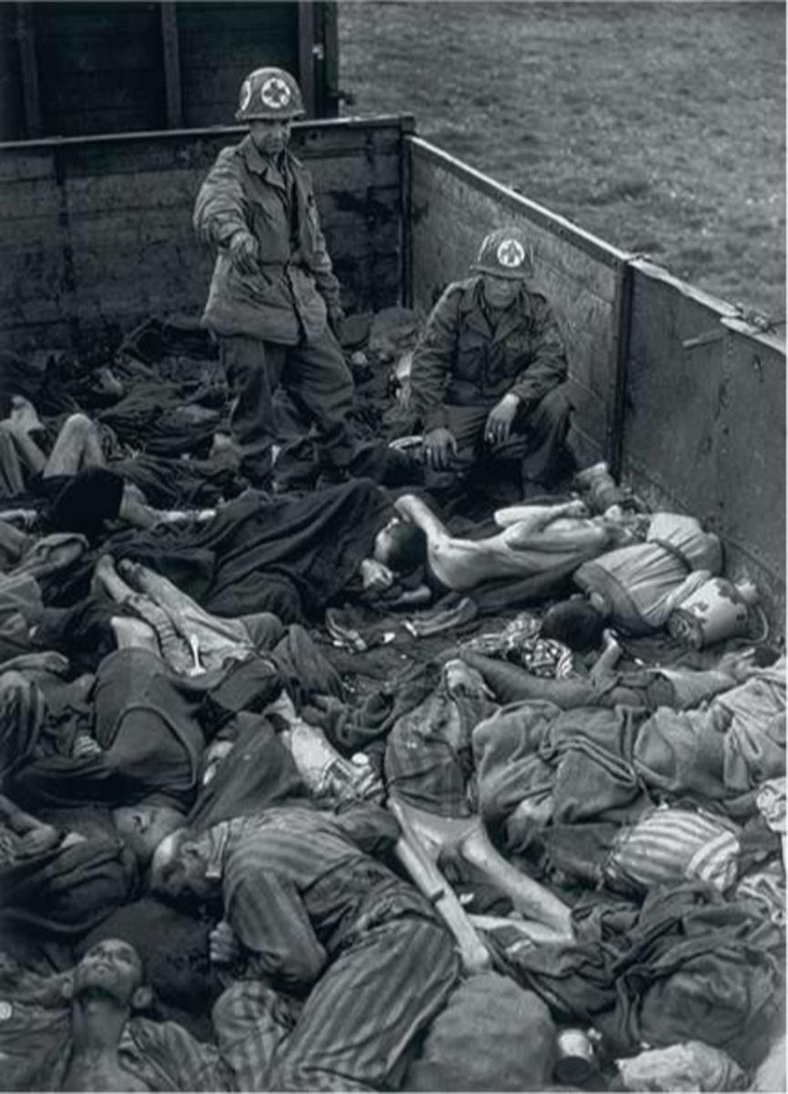 Des corps émaciés gisent sans vie dans des wagons de marchandises au camp de concentration de Dachau, en Allemagne, qui a été libéré par l'armée américaine. Ils ont été amenés d'autres camps et étaient destinés au four crématoire.