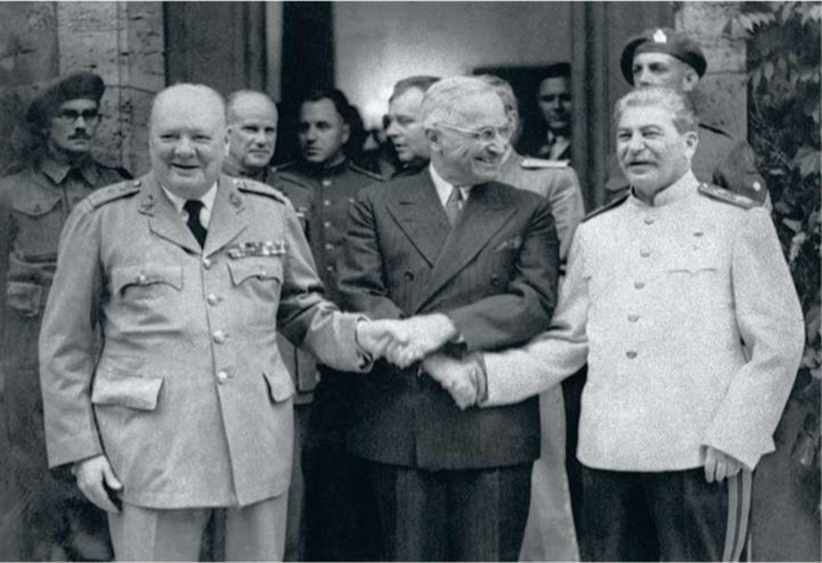 Winston Churchill, Harry Truman et Joseph Staline se serrent la main à la sortie de la conférence de Potsdam, le 28 juillet 1945.