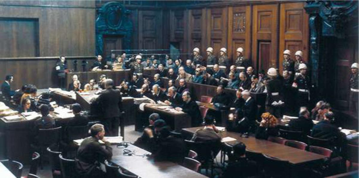 Une vue de la salle 600 au palais de justice de Nuremberg, lors d'une procédure du Tribunal militaire international contre des responsables nazis (1945).