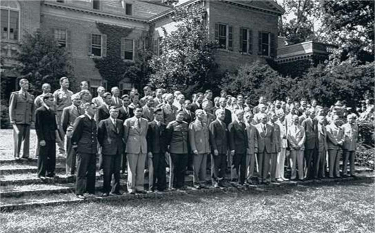 Washington, 1944. Un hôtel particulier appelé Dumbarton Oaks accueille la première conférence pour la paix qui établira le premier projet de l'ONU.