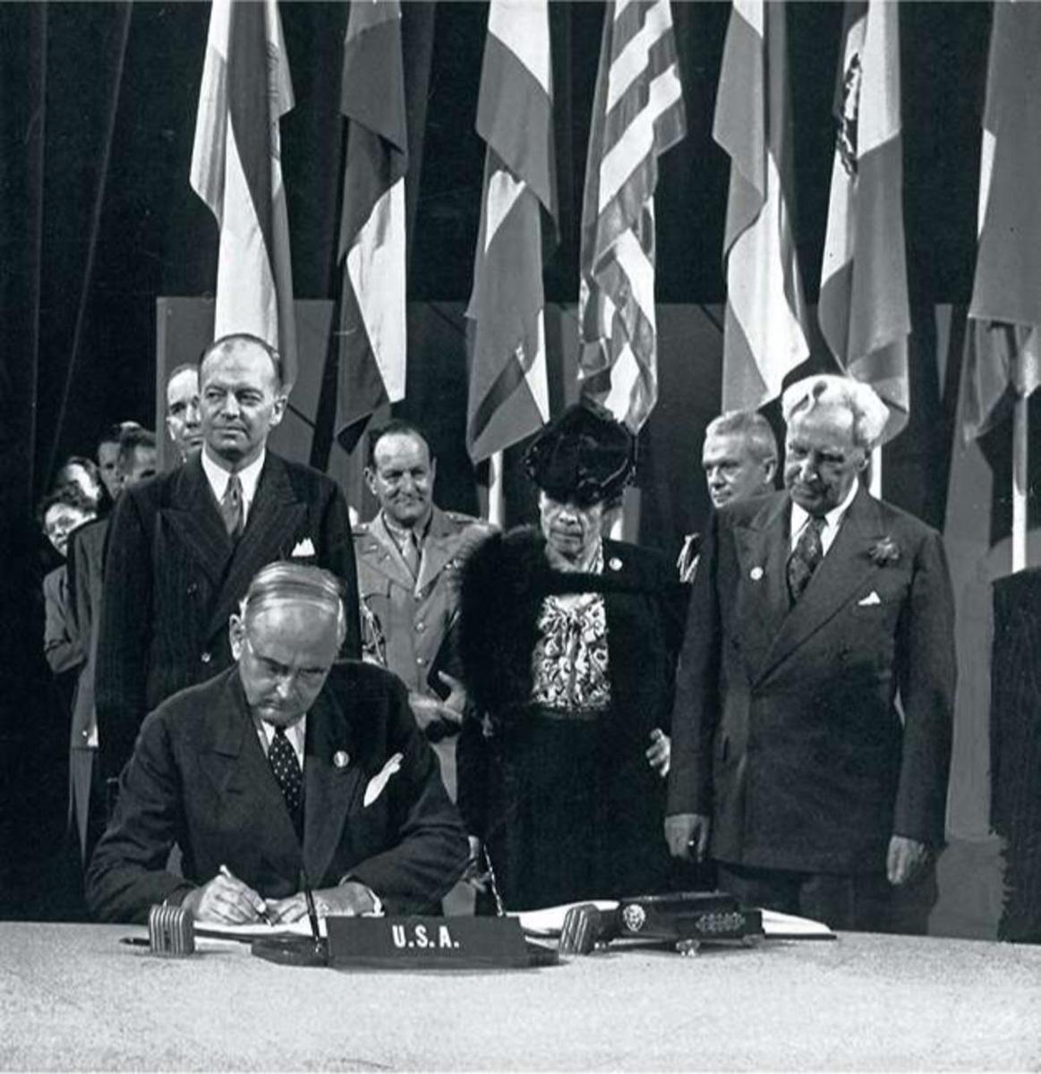 Juin 1945: le délégué américain Arthur Vandenberg signant l'accord à l'issue de la conférence de la Charte des Nations unies.