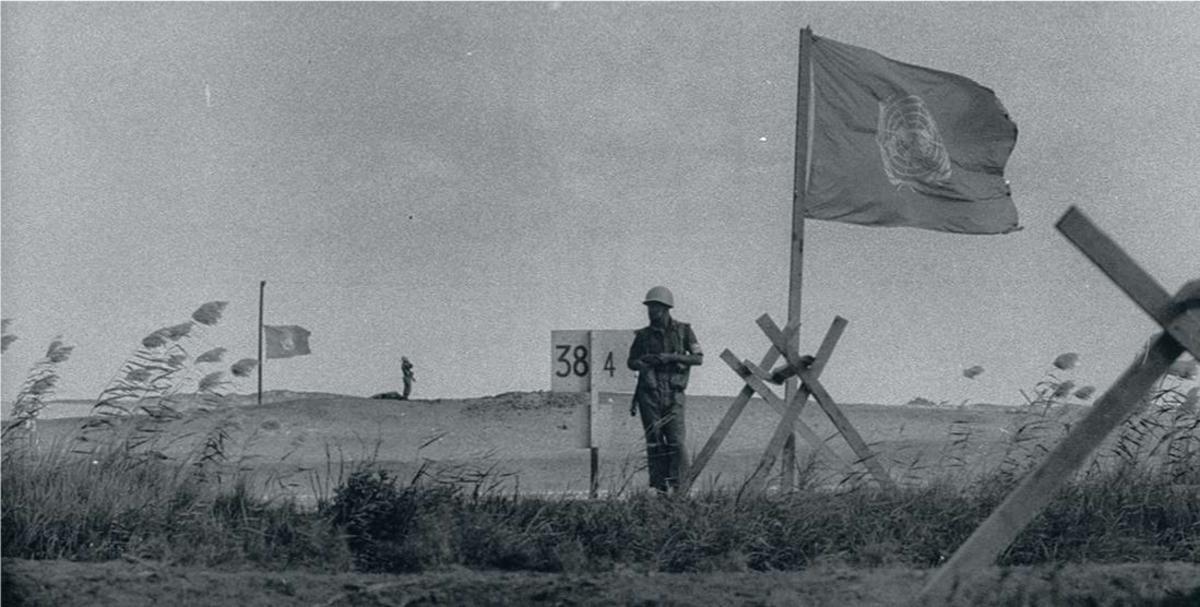 Les troupes de maintien de la paix de l'ONU patrouillent à Suez à la suite de l'accord de cessez-le-feu, en 1957.