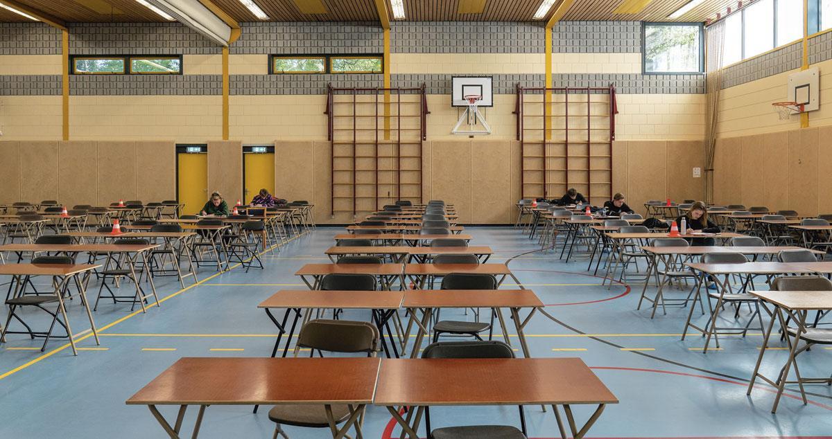 Alors que des examens sont partiellement organisés aux Pays-Bas, chez nous, le retour en classe inquiète les enseignants et les parents.