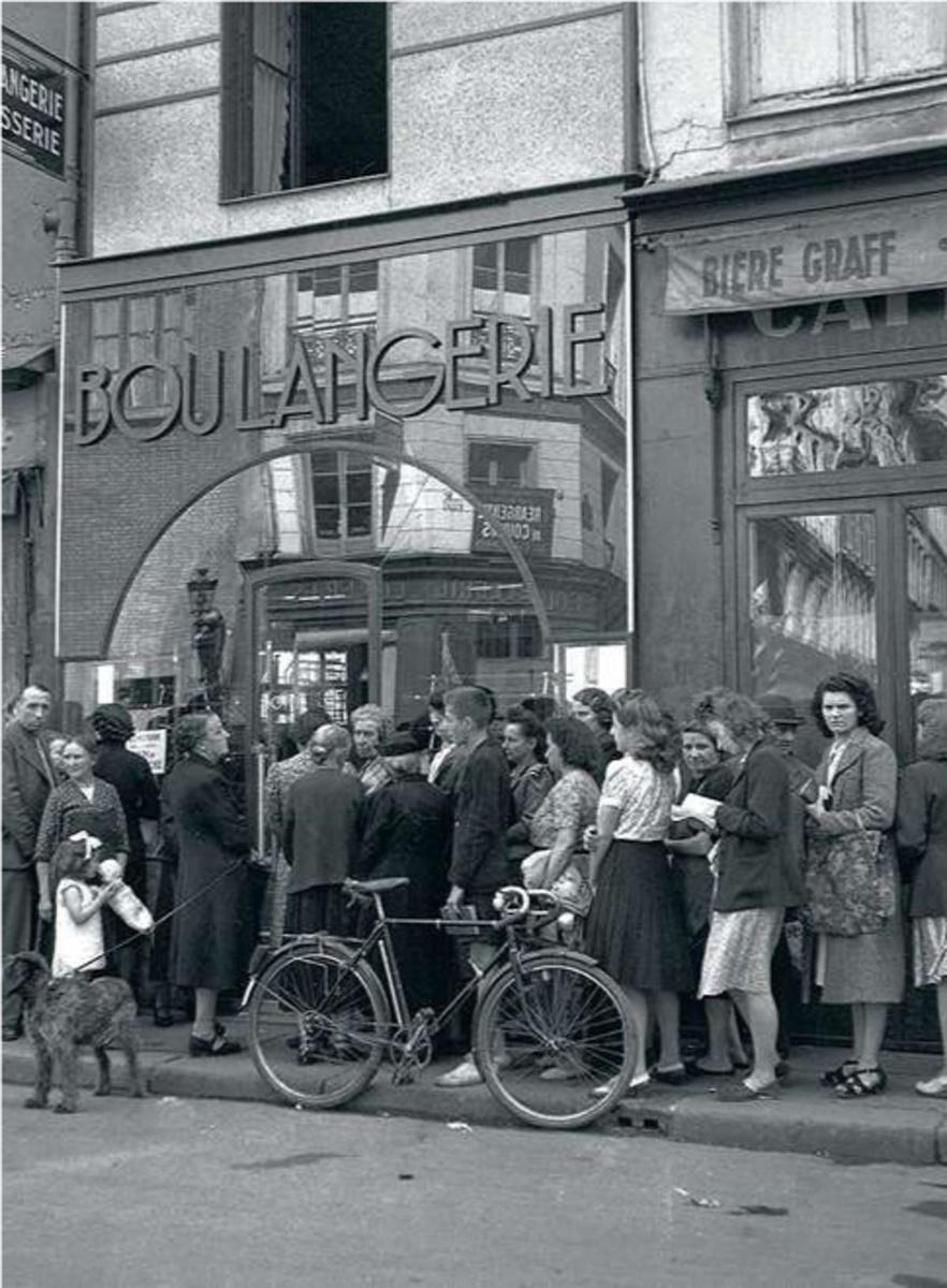 Août 1944. Derniers jours d'occupation. On fait encore la file devant une boulangerie.