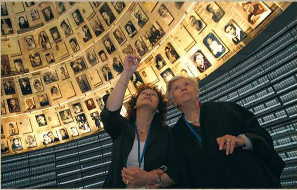 Andrée Geulen dans la salle des noms du mémorial de l'Holocauste Yad Vashem avant de recevoir la citoyenneté israélienne honoraire le 18 avril 2007 à Jérusalem.