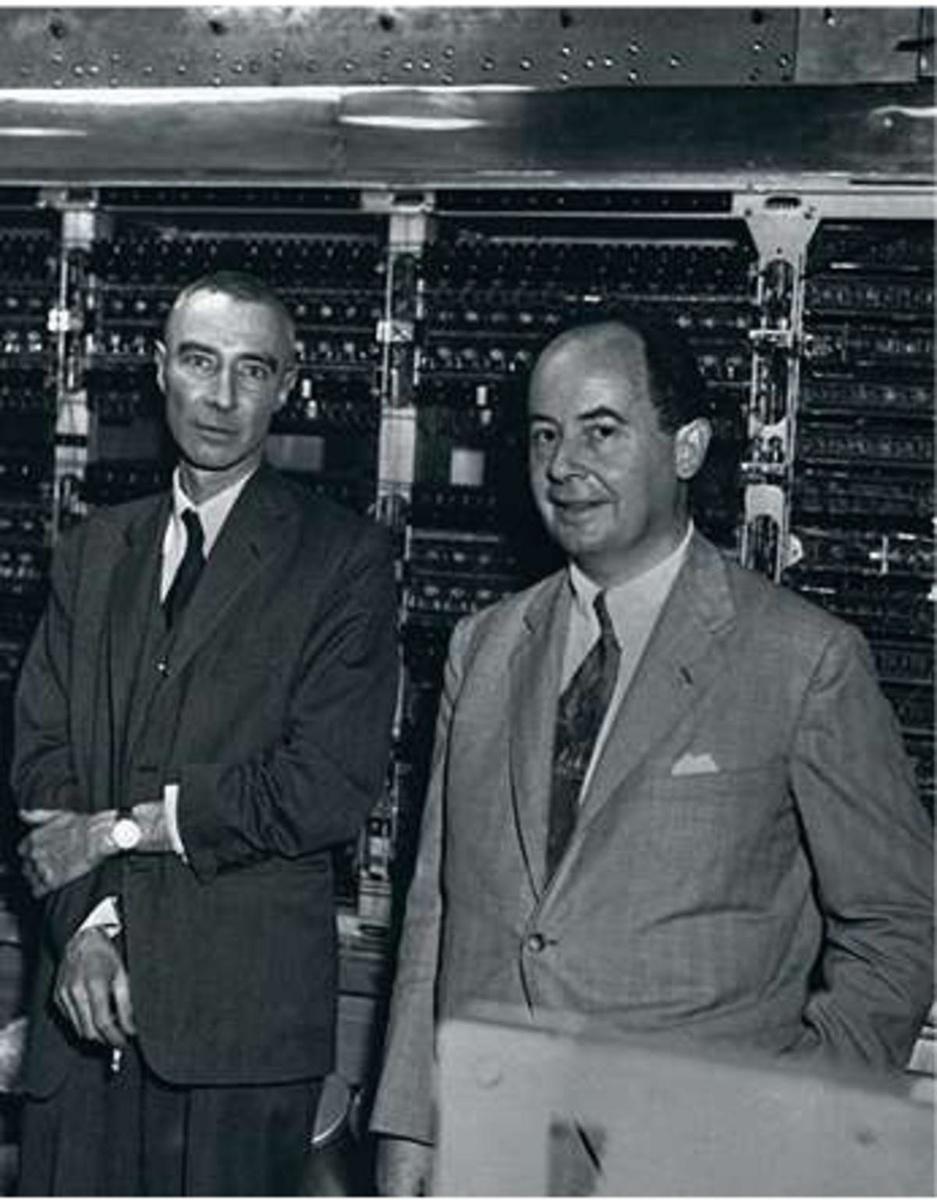 Robert Oppenheimer (à g.) et John Von Neumann posant devant un nouveau 