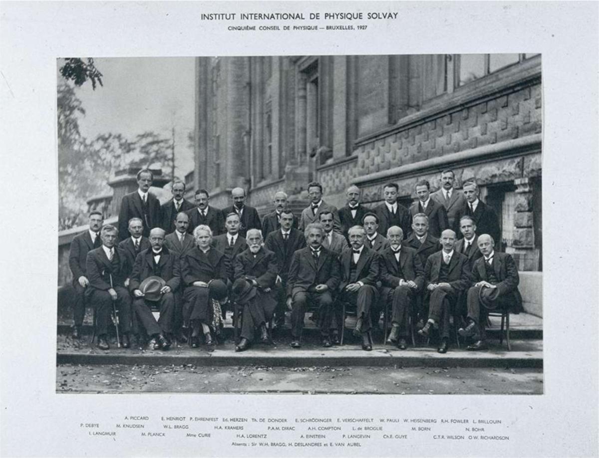 Les scientifiques présents lors de la 5e conférence de physique Solvay en octobre 1927. A l'initiative du chimiste et industriel belge Ernest Solvay, ces colloques ont accueilli des sommités telles que Marie Curie, Paul Dirac, Albert Einstein, Paul Langevin, Max Planck et Erwin Schrodinger.