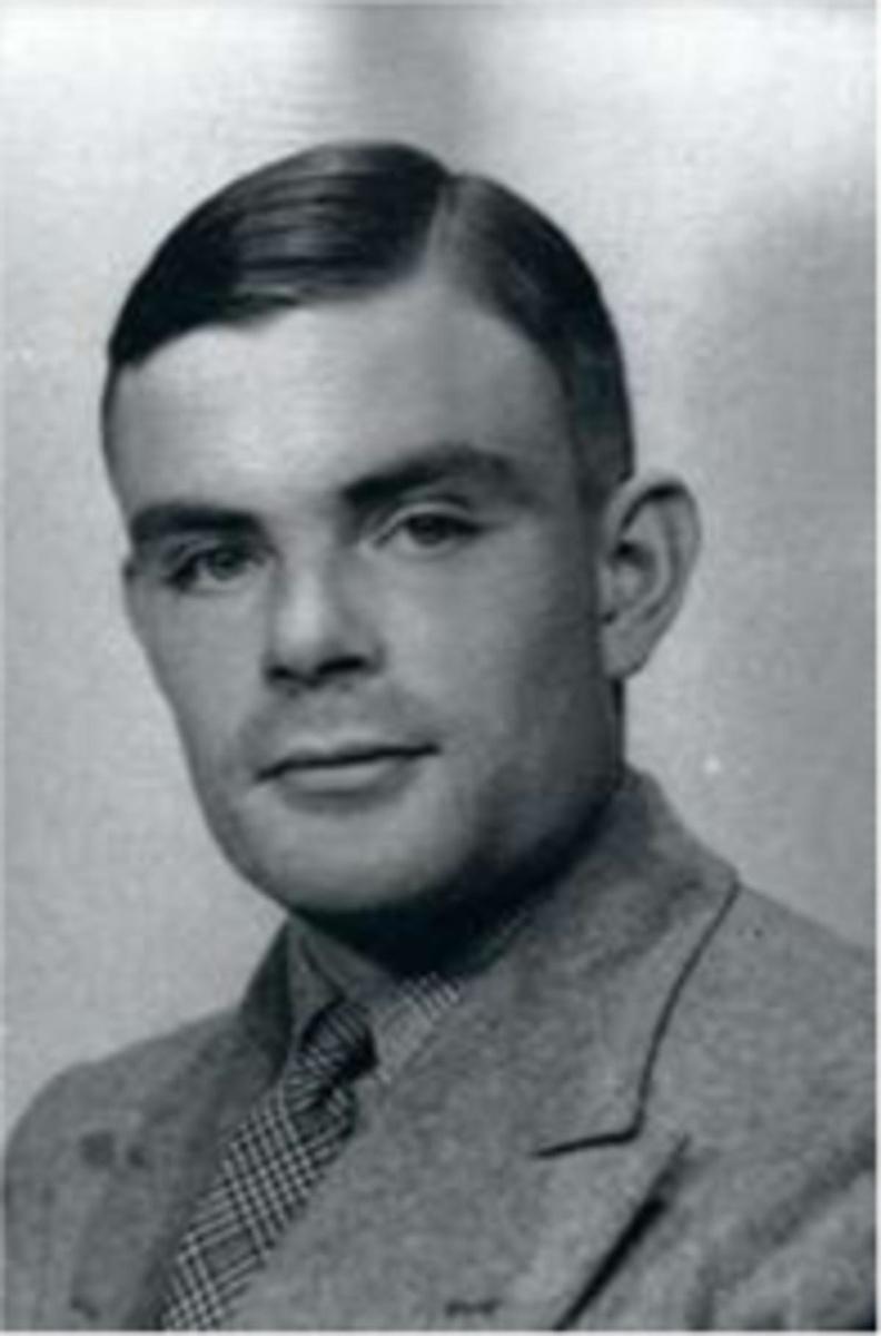 Alan Turing, mathématicien et cryptologue britannique, auteur de travaux qui fondent scientifiquement l'informatique.