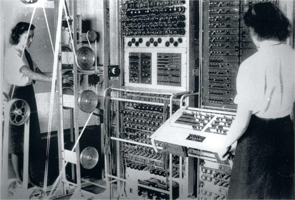 Sur le site secret du Bletchley Park, en Angleterre, les cryptographes s'attellent à déchiffrer les communiqués militaires top secret des nazis. C'est là que les codes de la fameuse machine allemande Enigma ont été cassés.