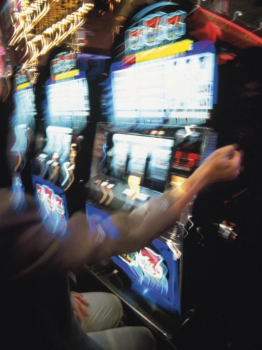 Les troubles du contrôle des impulsions peuvent provoquer chez les patients de la maladie de Parkinson une addiction au jeu, au shopping ou à internet ou lever leurs inhibitions sexuelles.