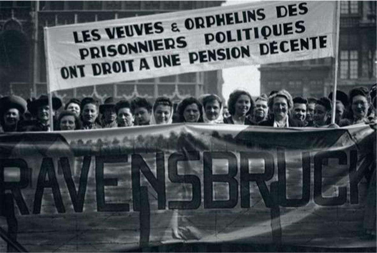 Manifestation en 1945 de rescapées et de veuves de prisonniers du camp de concentration de Ravensbrück.