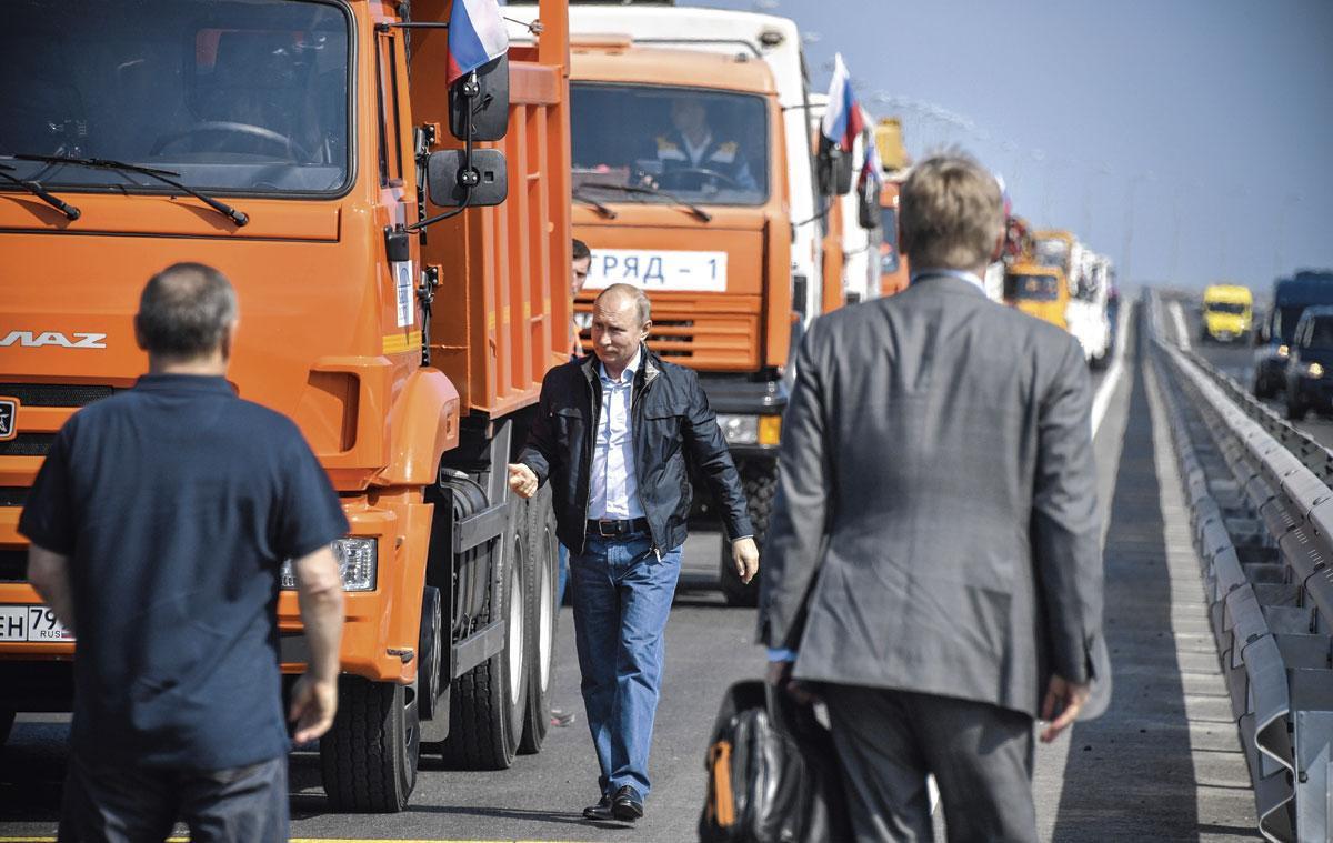 Le 15 mai 2018, Vladimir Poutine traversait au volant d'un camion le nouveau pont reliant la Russie à la Crimée.