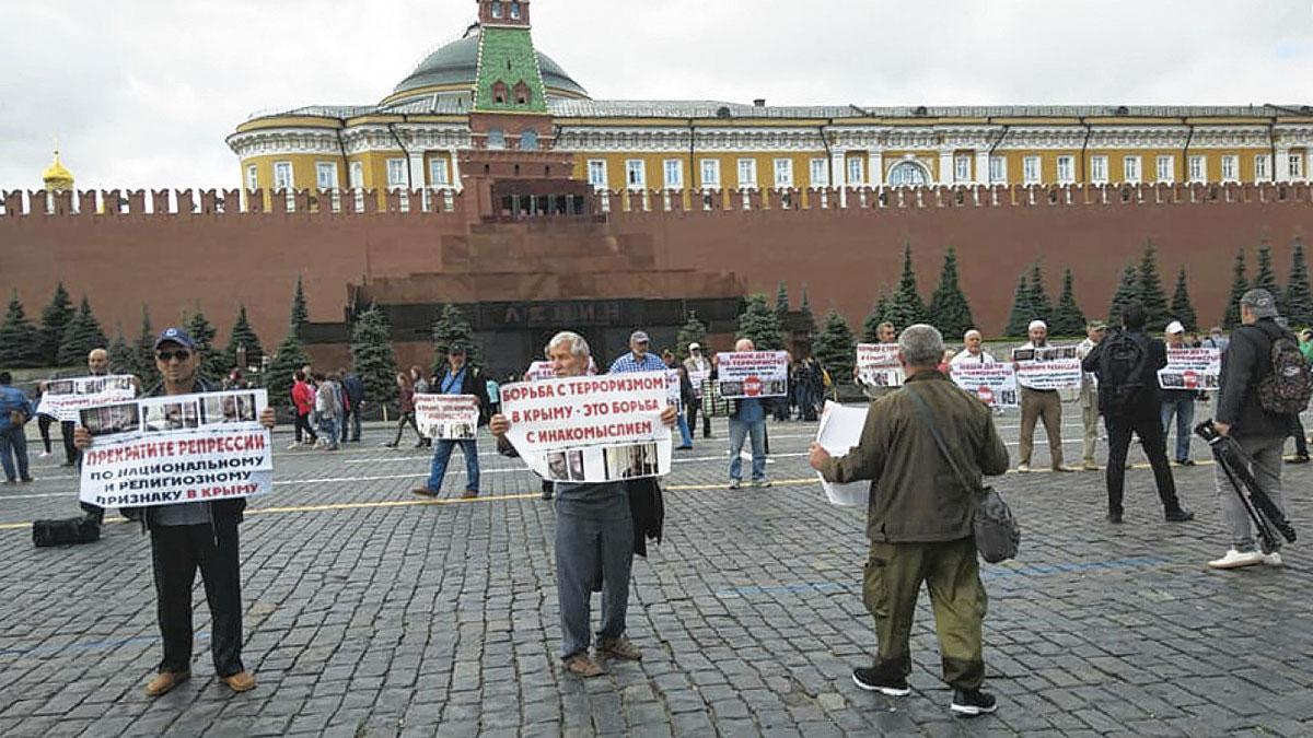Des Tatars manifestent pour leurs droits sur la place Rouge à Moscou, en 2019, avant d'être interpellés par la police.