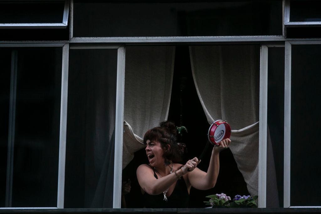 Brésilienne protestant contre Jair Bolsonaro sur son balcon