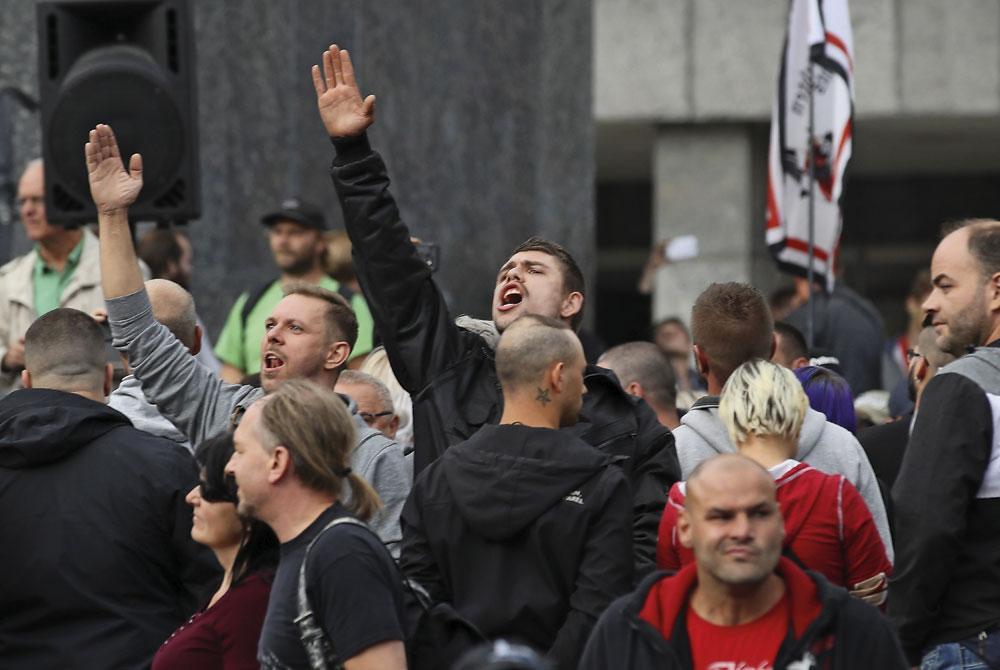 Les saluts nazis, à Chemnitz, ont choqué le pays et fait réagir Angela Merkel.