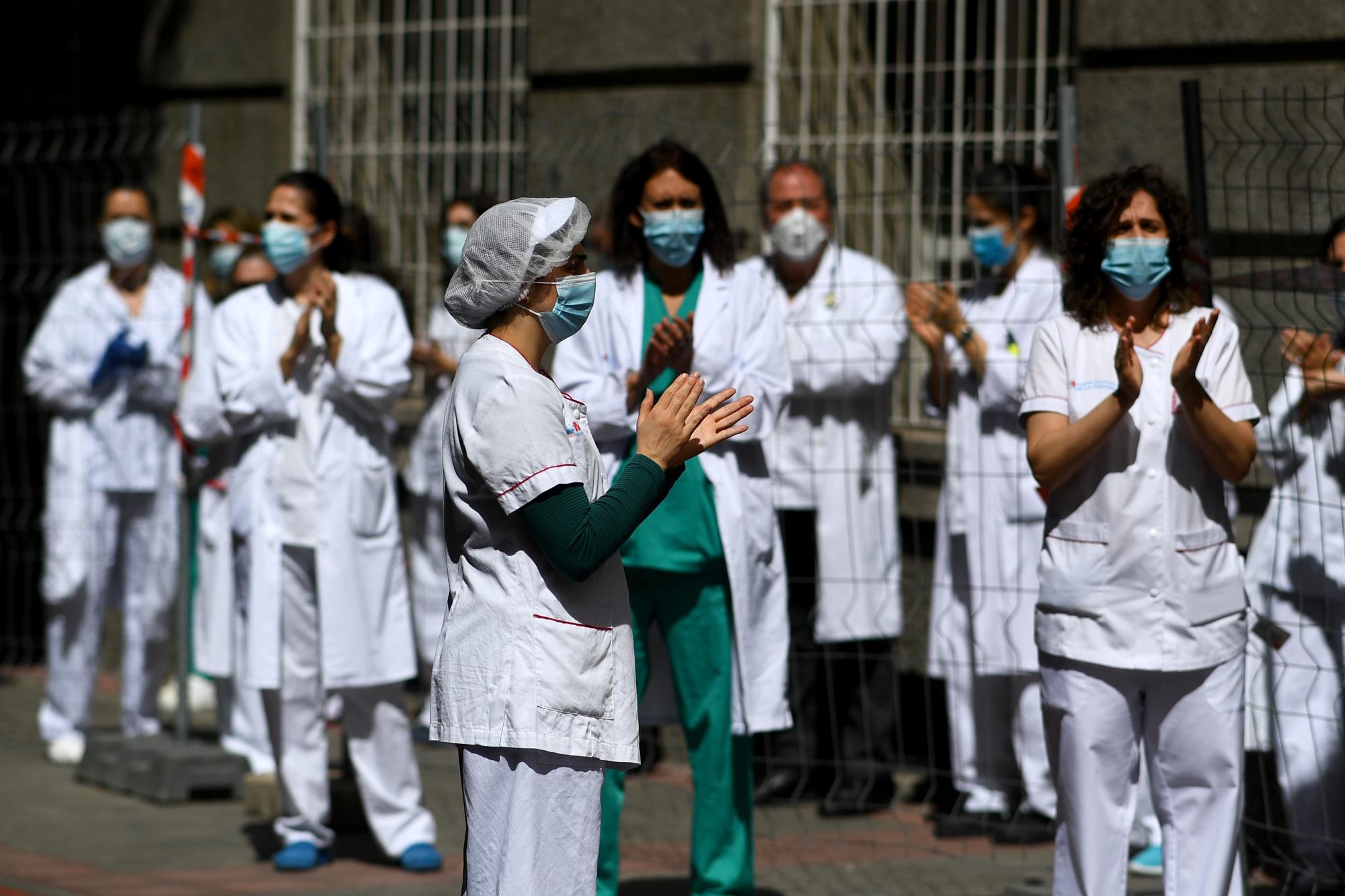 Hommage national en Espagne dans les unités de soins intensifs confrontées au coronavirus