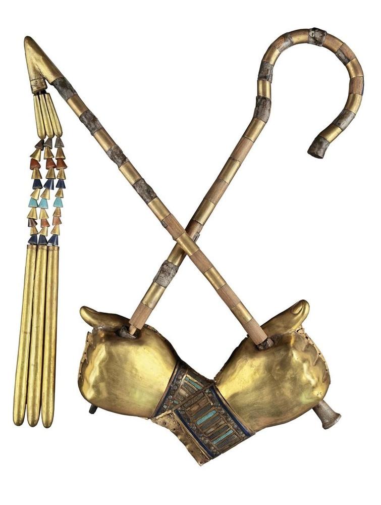 Insignes Deux mains en or, posées sur le torse de la momie. L'une tient le fouet (nekhekh), l'autre le sceptre (heqa), symboles absolus de la royauté, identifiant Toutânkhamon au dieu Osiris.