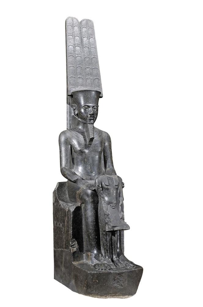Protecteur Cette statue monumentale (2,15 m) est celle d'Amon, prêtée par le musée du Louvre et retrouvée à Karnak (ou Louxor). Ici, le dieu a les traits de Toutânkhamon et constitue une de ses rares représentations conservées de son règne (1336-1327 av. J.-C.).