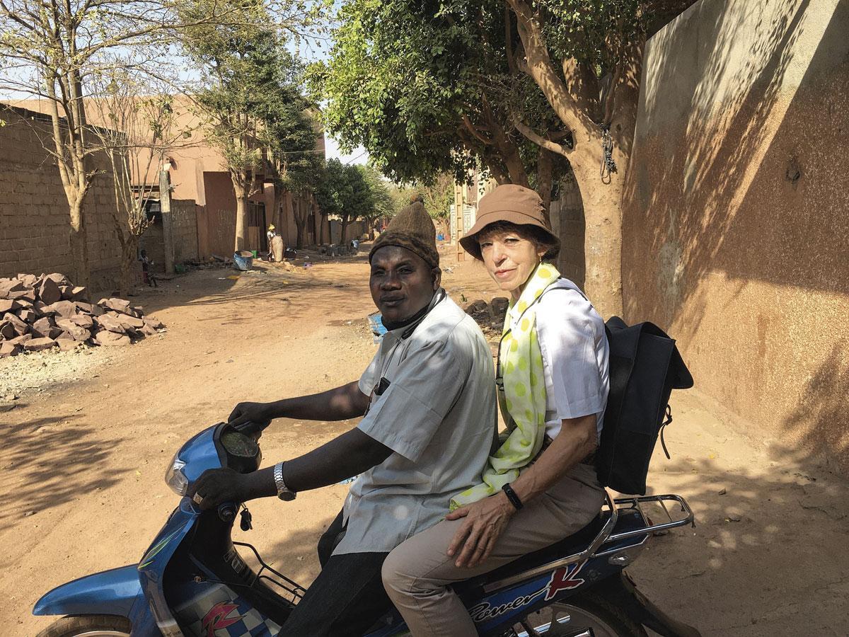 Lieve Joris sur le terrain, à Bamako, lors de son dernier voyage.