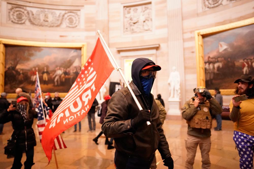 Images choc, cris, scènes de panique: l'accusation rejoue l'assaut du Capitole au procès de Trump