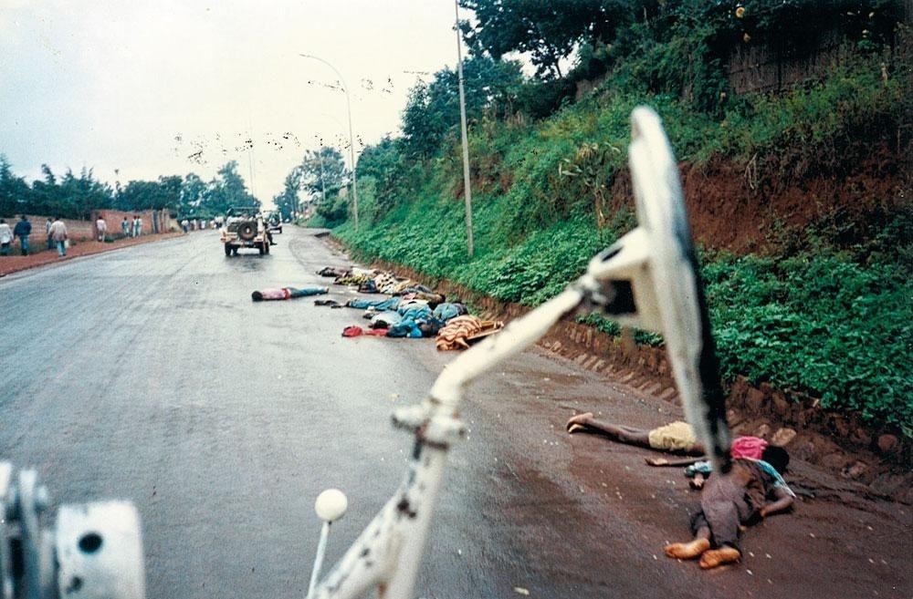 Avril 1994 : les militaires belges sillonnent les rues de Kigali, jonchées de cadavres.