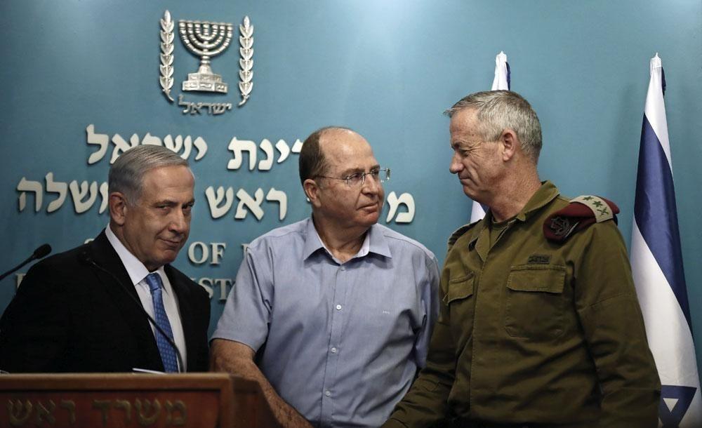 Benny Gantz (à dr.), s'appuie sur d'autres généraux, tel Moshe Yaalon, ex-ministre de la Défense (au centre).
