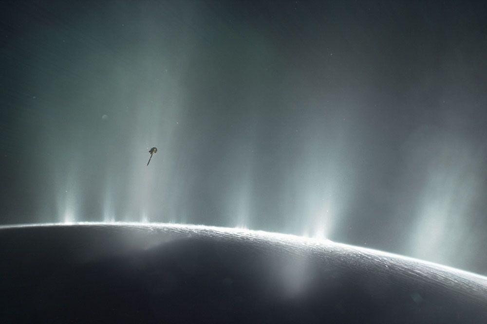 La sonde américaine Cassini autour d'Encelade, une petite lune de Saturne.