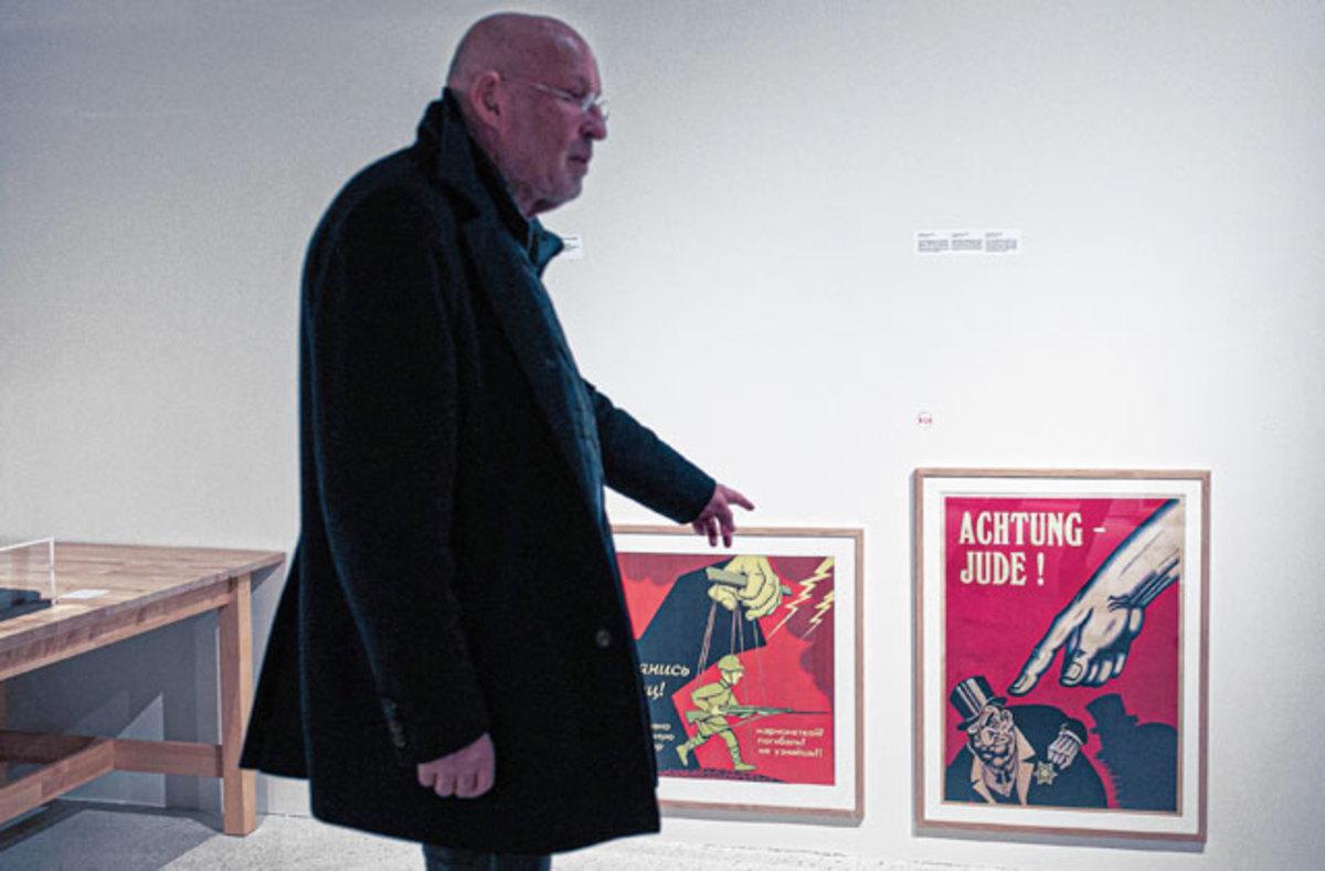 Arthur Langerman possède la plus grande collection de dessins, d'affiches et d'objets antisémites en Europe.