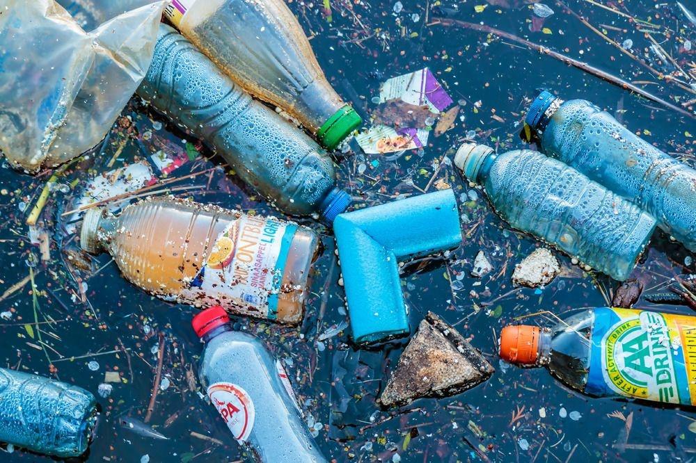 Où disparaît la majorité invisible du plastique des océans?
