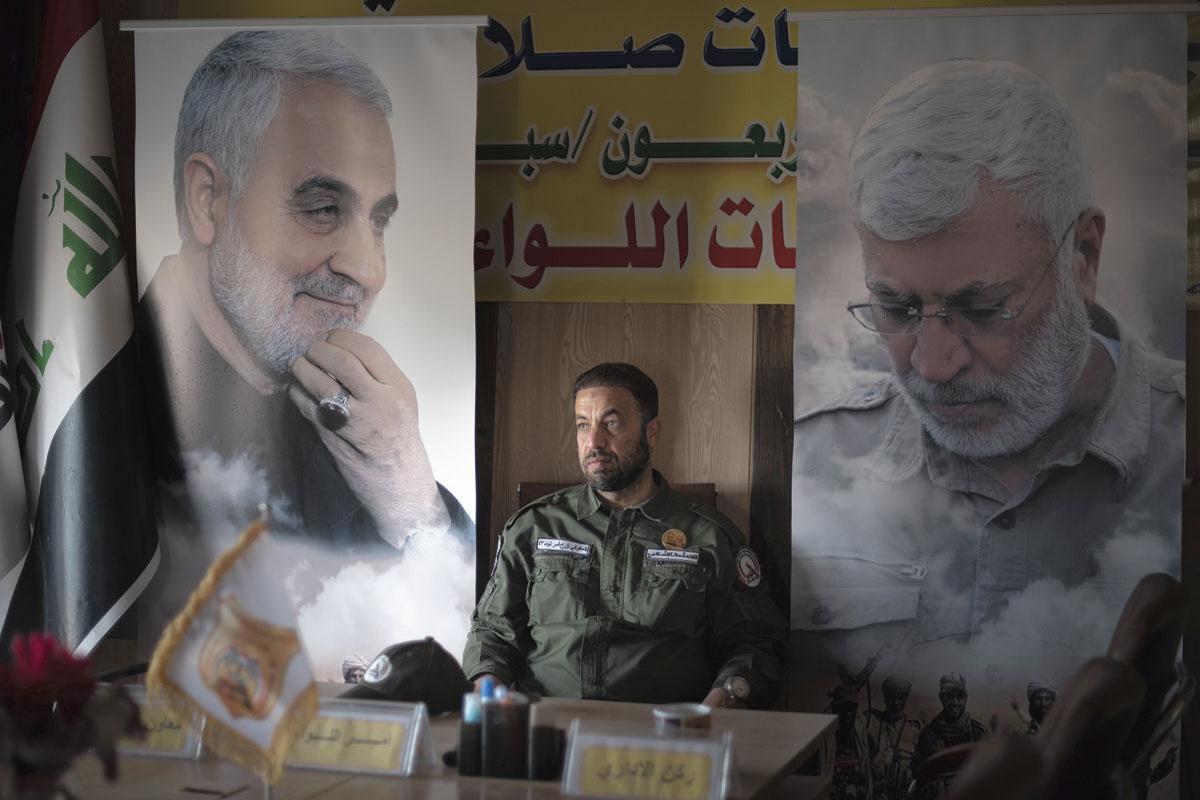 Abu Sadeq, le commandant des miliciens d'Asaïb Ahl al-Haq à Samarra, devant les portraits du général iranien Qassem Soleimani et du n°2 des Unités de mobilisation populaire Abu Medhi al-Muhandis, assassinés par les Américains le 3 janvier 2020.