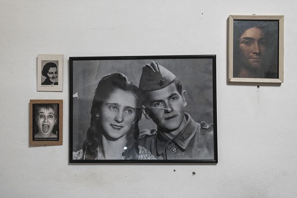 Sur le mur de la chambre d'Adela, une photo de ses grands-parents. Sa grand-mère est une figure très importante dans sa vie.