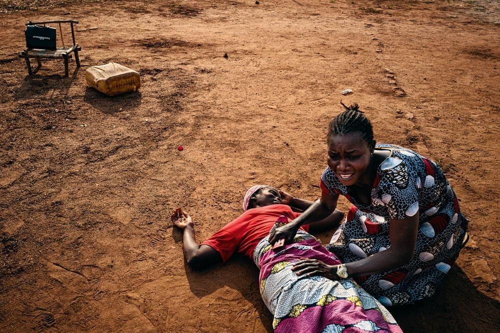 Des victimes de la LRA jouent leur propre rôle dans une pièce de théâtre montée pour les cérémonies de reconnaissance des victimes de la LRA.