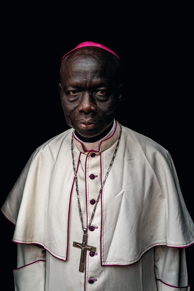 Mgr Julien Andova Mbia, évêque d'Isiro-Niangara,  dans l'église de Faradje.