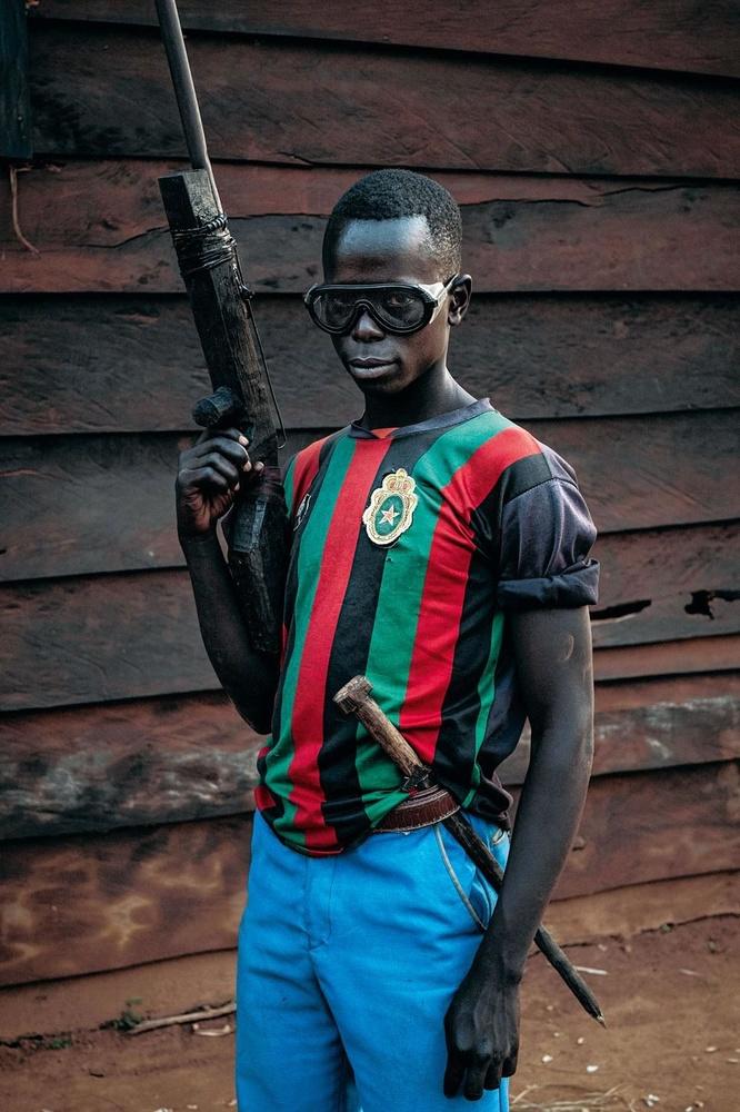 Simon, 15 ans, incarne un soldat LRA dans la pièce de théâtre mentionnée plus haut.
